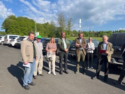 Gruppe von Besuchern auf dem Parkplatz an der Waldklimastation Rothenbuch