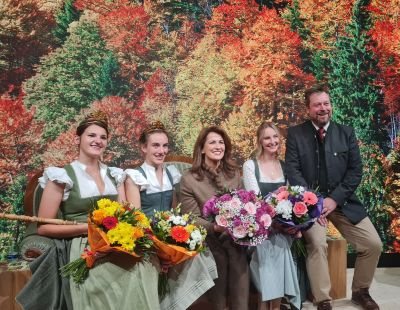 Forstministerin Michaela Kaniber mit der neuen Waldkönigin, der neuen Waldprinzessin, der scheidenden Waldkönigin und Bernhard Breitsameter